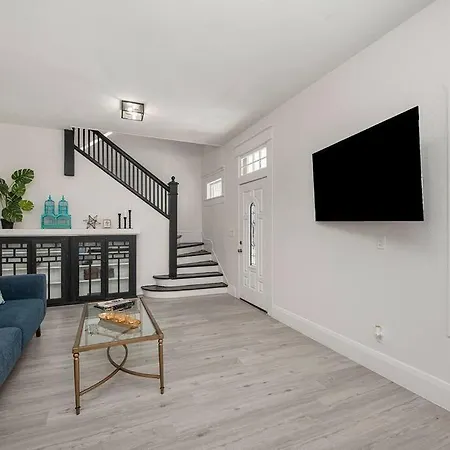 Amazing 2Bed 1Bath Centrally Located Bungalow